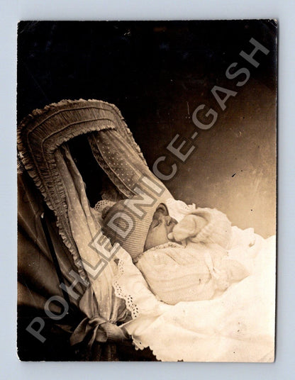 Stará fotografie Spící miminko v kolébce (M38653)