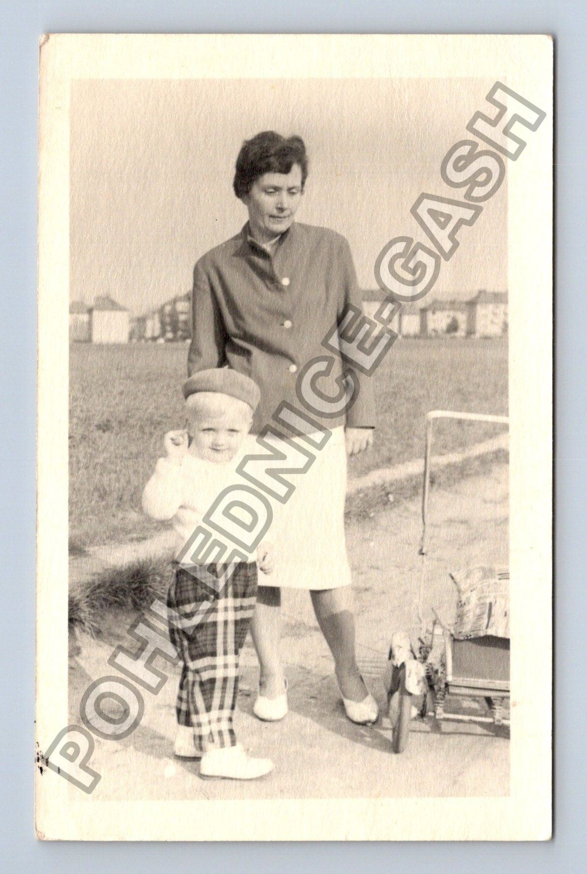 Stará fotografie Matka s dítětem a kočárkem sídliště (M38655)