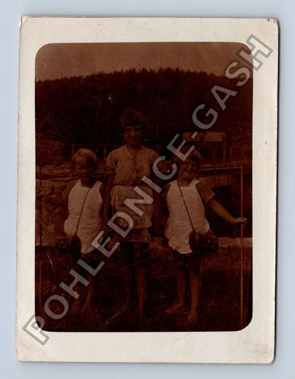 Stará fotografie Tři děti v zástěrách s košíky (M38656)