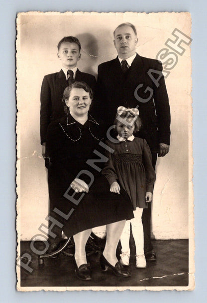 Rodinná fotografie otec matka syn dcera (M38659)