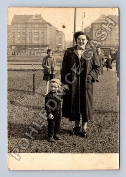 Stará fotografie Žena s dítětem v ulicích města (M38664)