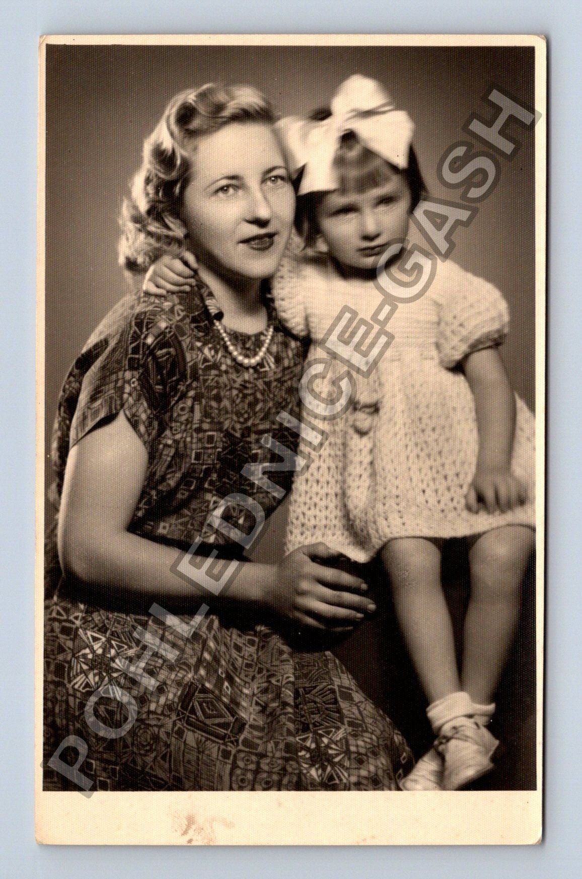 Matka s dcerou ateliérová fotografie (M38668)