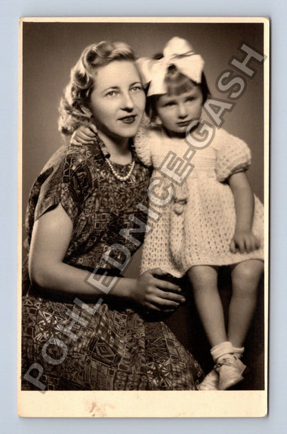 Matka s dcerou ateliérová fotografie (M38668)