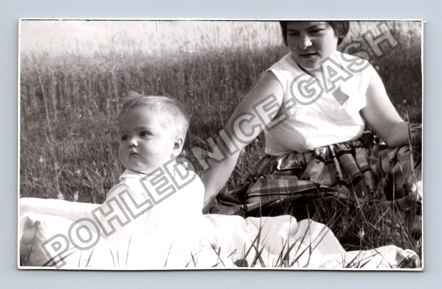 Stará fotografie Matka s dítětem v trávě (M38669)