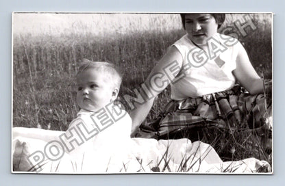 Stará fotografie Matka s dítětem v trávě (M38669)