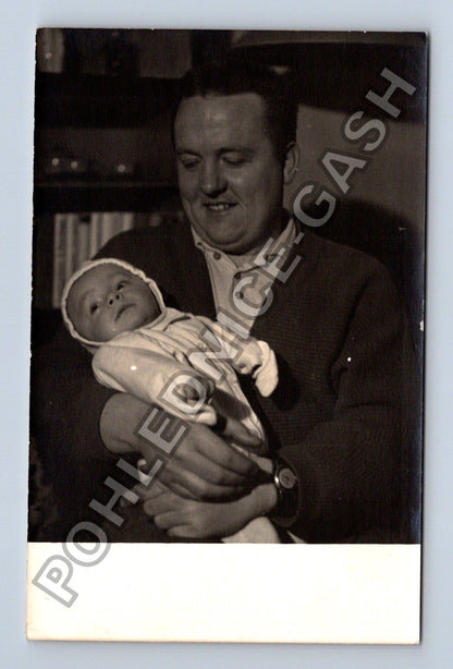 Stará fotografie Muž s dítětem černobílá (M38670)