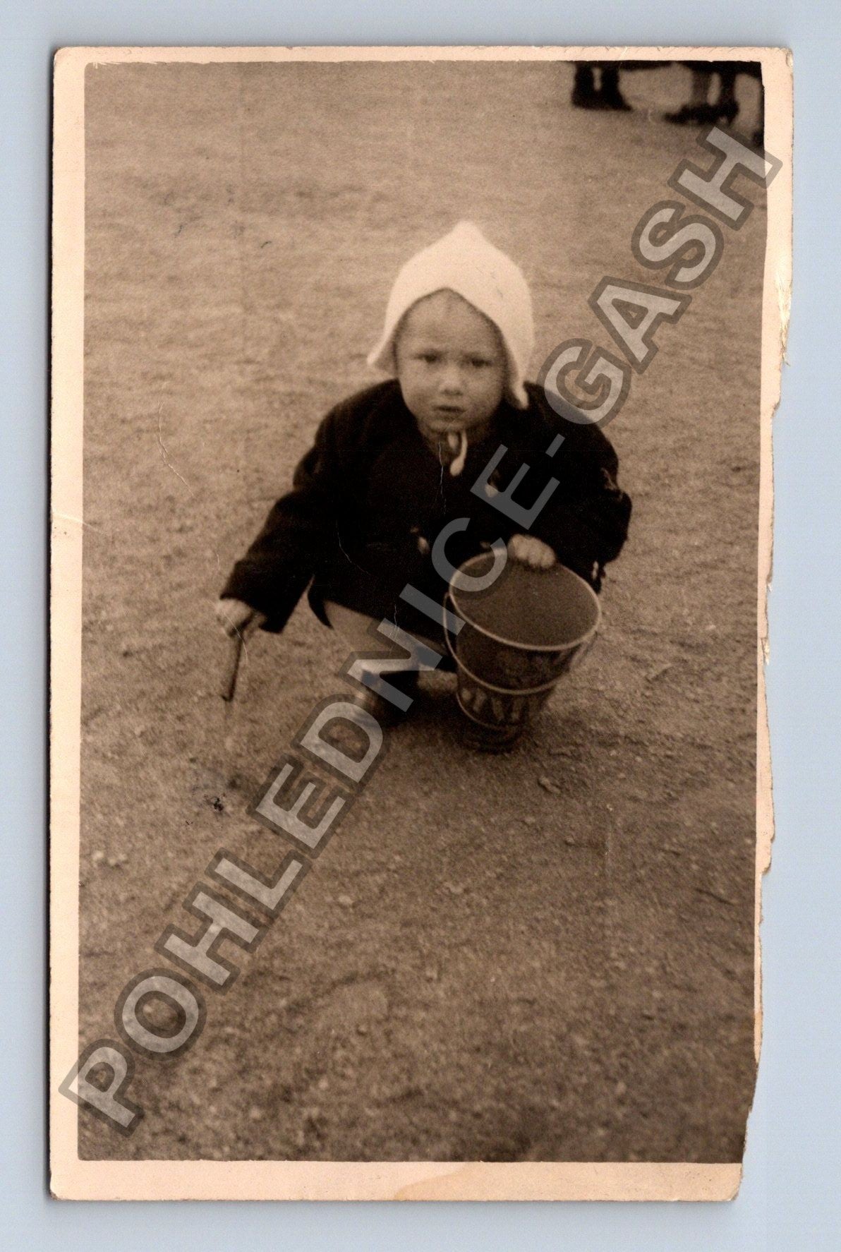 Stará fotografie Dítě s kbelíkem a klacíkem (M38672)