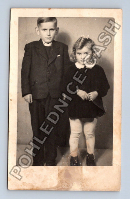 Dvě děti chlapec a dívka ateliérová fotografie (M38676)