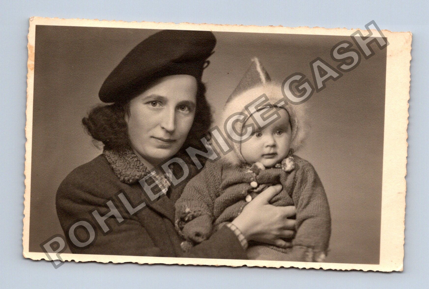 Stará fotografie Žena s dítětem 1944 (M38678)