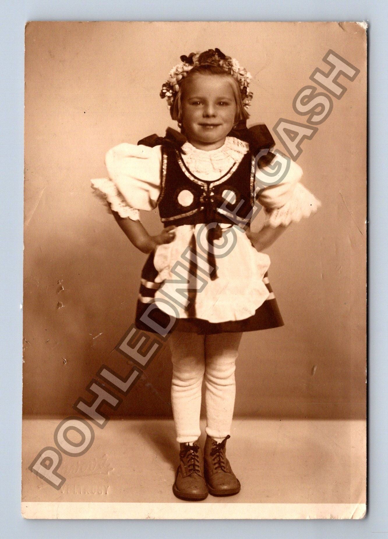 Dívka v kroji ateliérová fotografie (M38683)