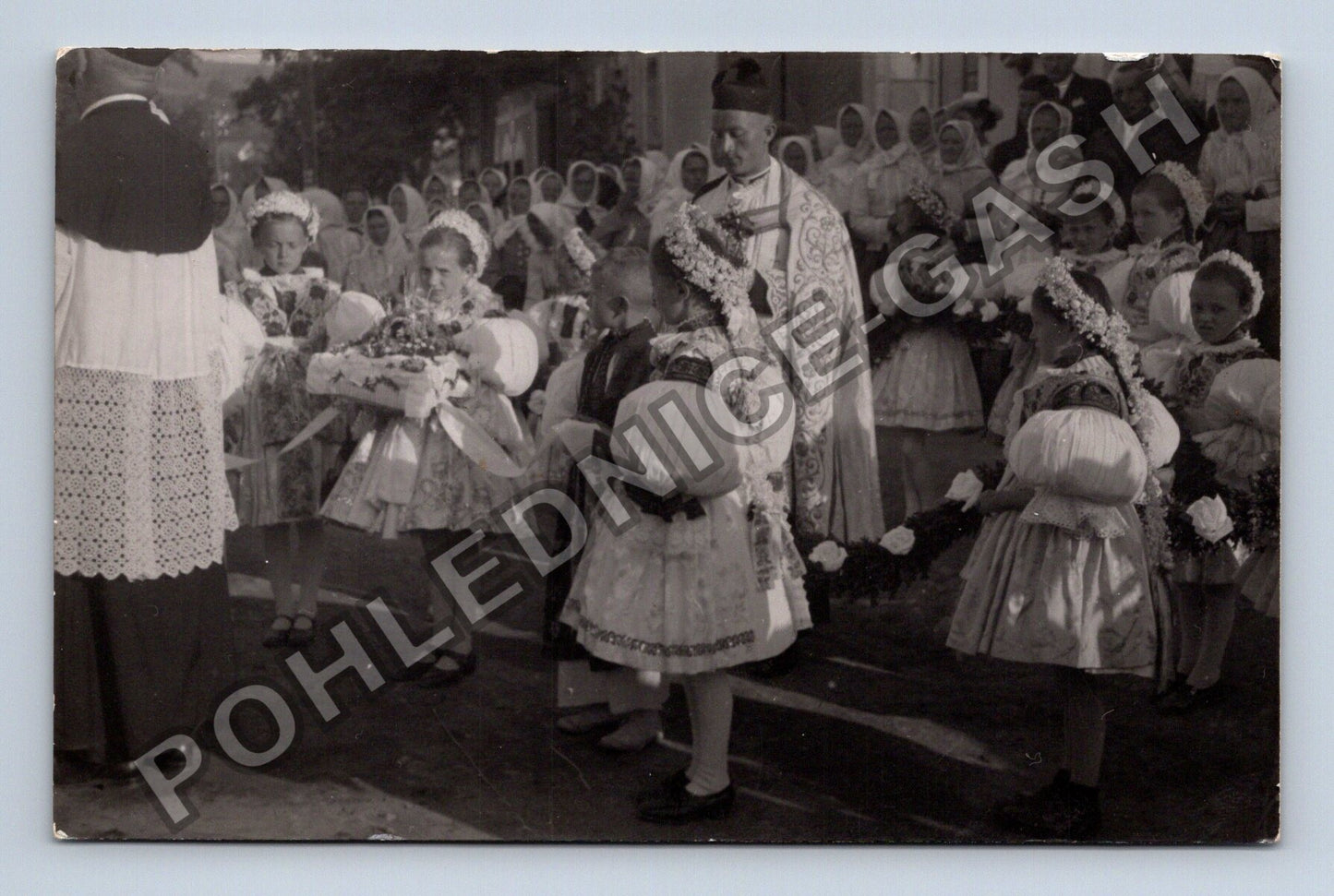 Stará fotografie První svaté přijímání dívky v kroji kněz (M38684)