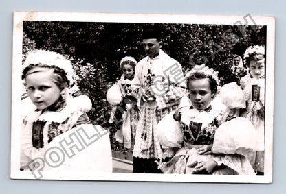 Pohlednice První svaté přijímání kněz a děti (M38685)