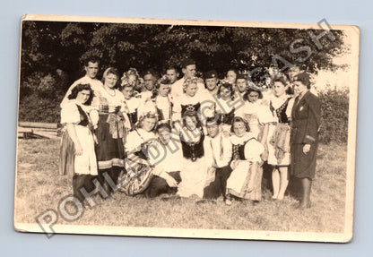 Skupinová fotografie krojovaní lidé (M38687)