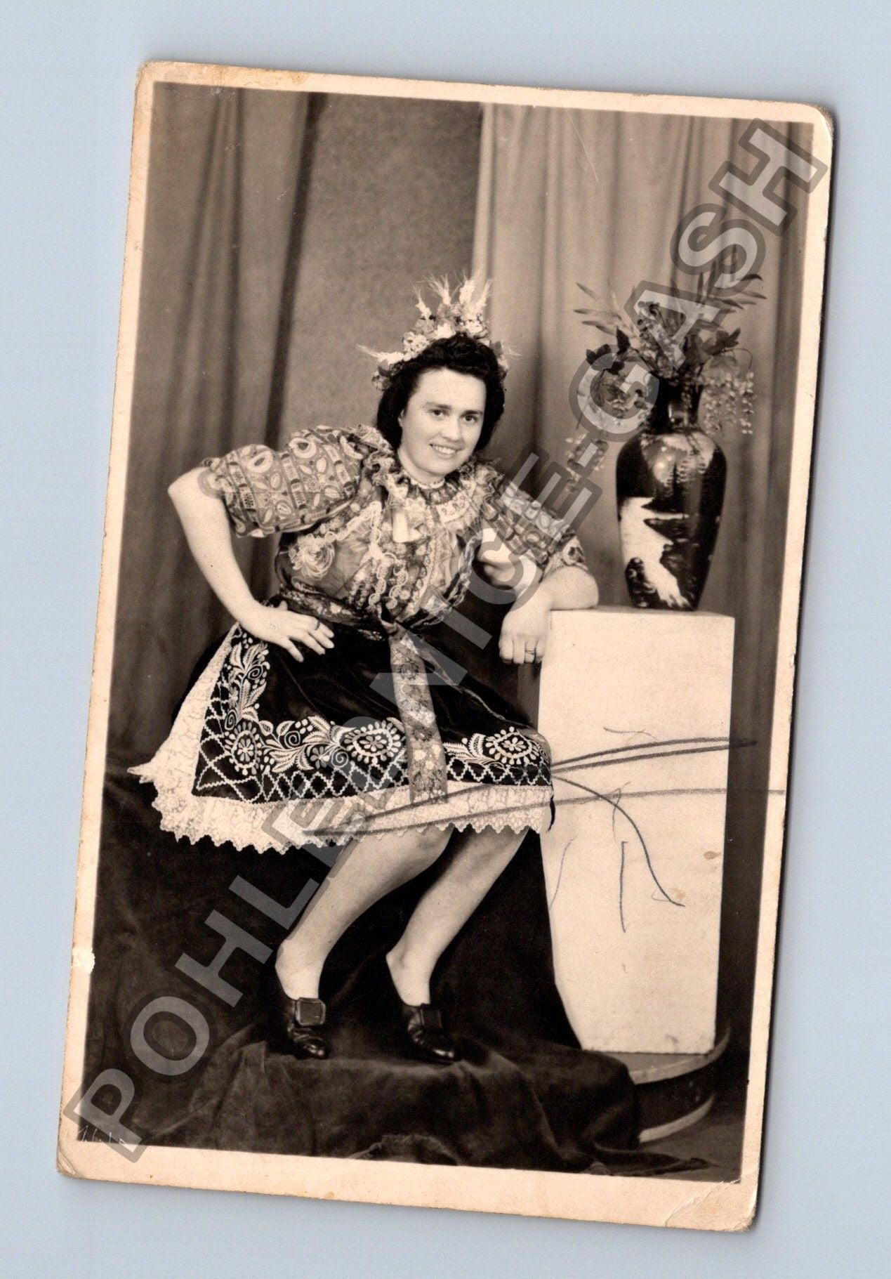 Žena v kroji ateliérová fotografie (M38688)