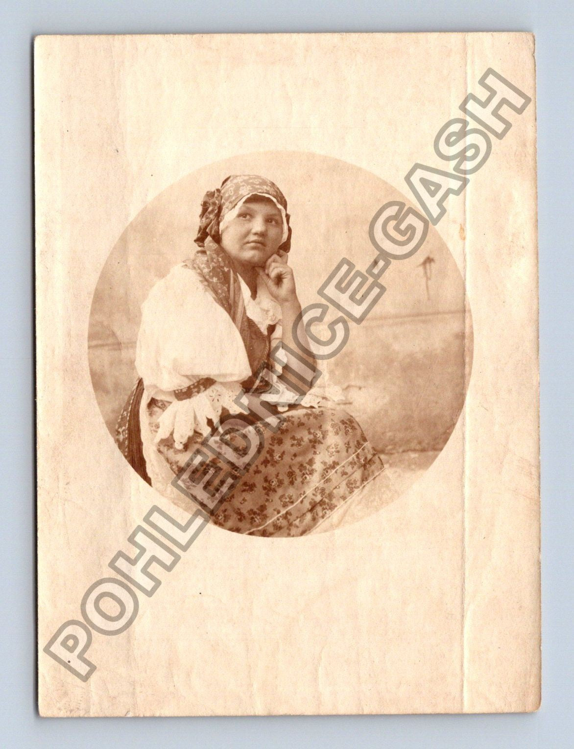 Žena v kroji ateliérová fotografie (M38690)