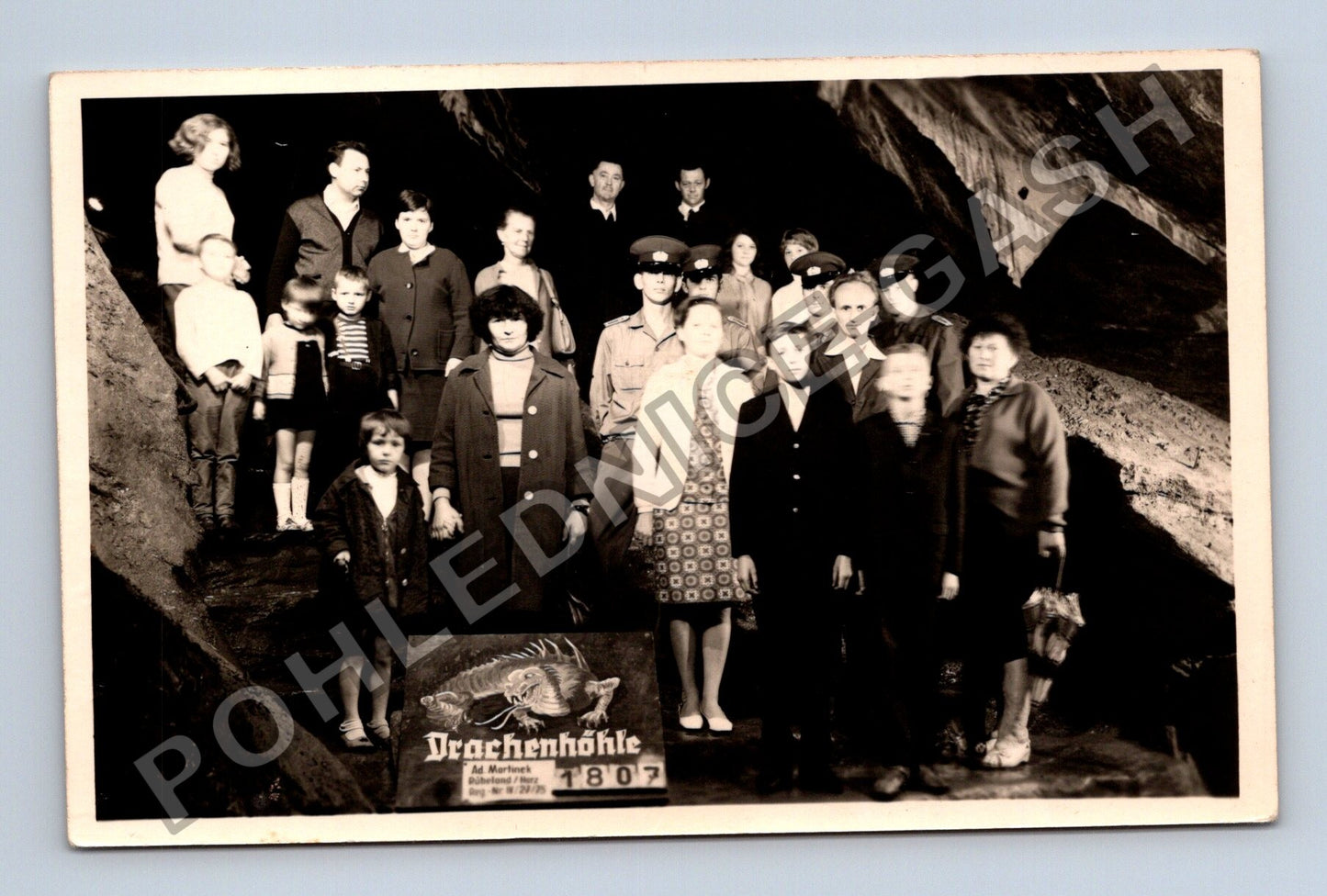Stará fotografie Drachenhöhle jeskyně skupina lidí cedule (M38691)