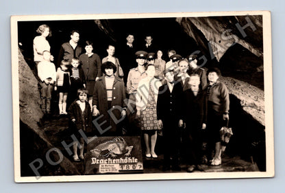 Stará fotografie Drachenhöhle jeskyně skupina lidí cedule (M38691)