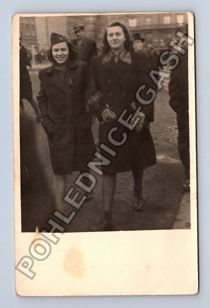 Stará fotografie Dvě ženy v kabátech na ulici (M38694)