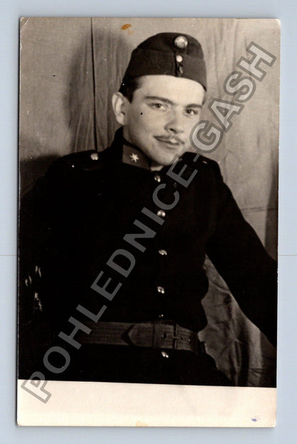Stará fotografie portrét muže v uniformě s knírkem (M38698)