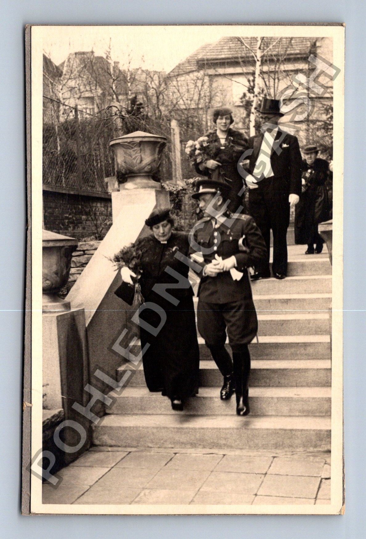 Stará fotografie Společnost na schodech voják důstojník (M38699)