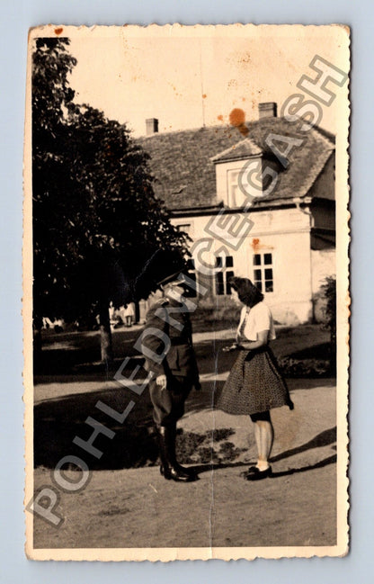 Pohlednice Muž v uniformě a žena před domem (M38702)