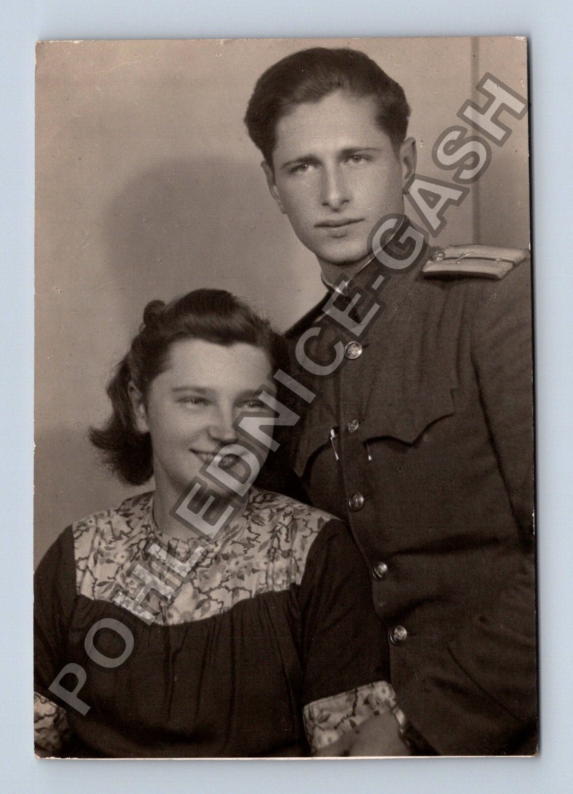 Stará fotografie portrét mladého páru v uniformě (M38704)