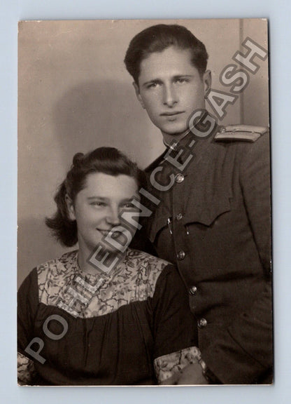 Stará fotografie portrét mladého páru v uniformě (M38704)