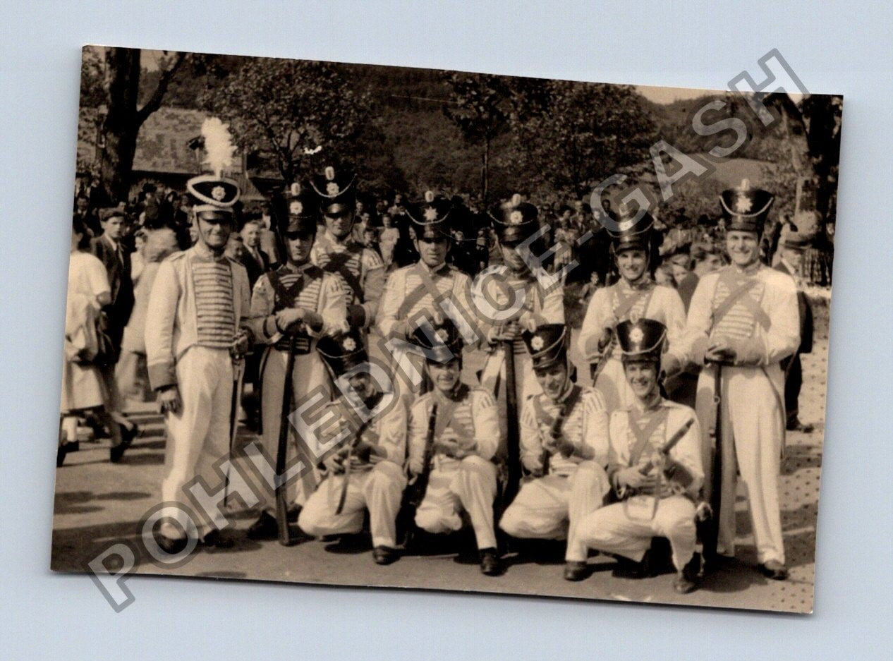 Stará fotografie Muži v historických uniformách s puškami (M38707)
