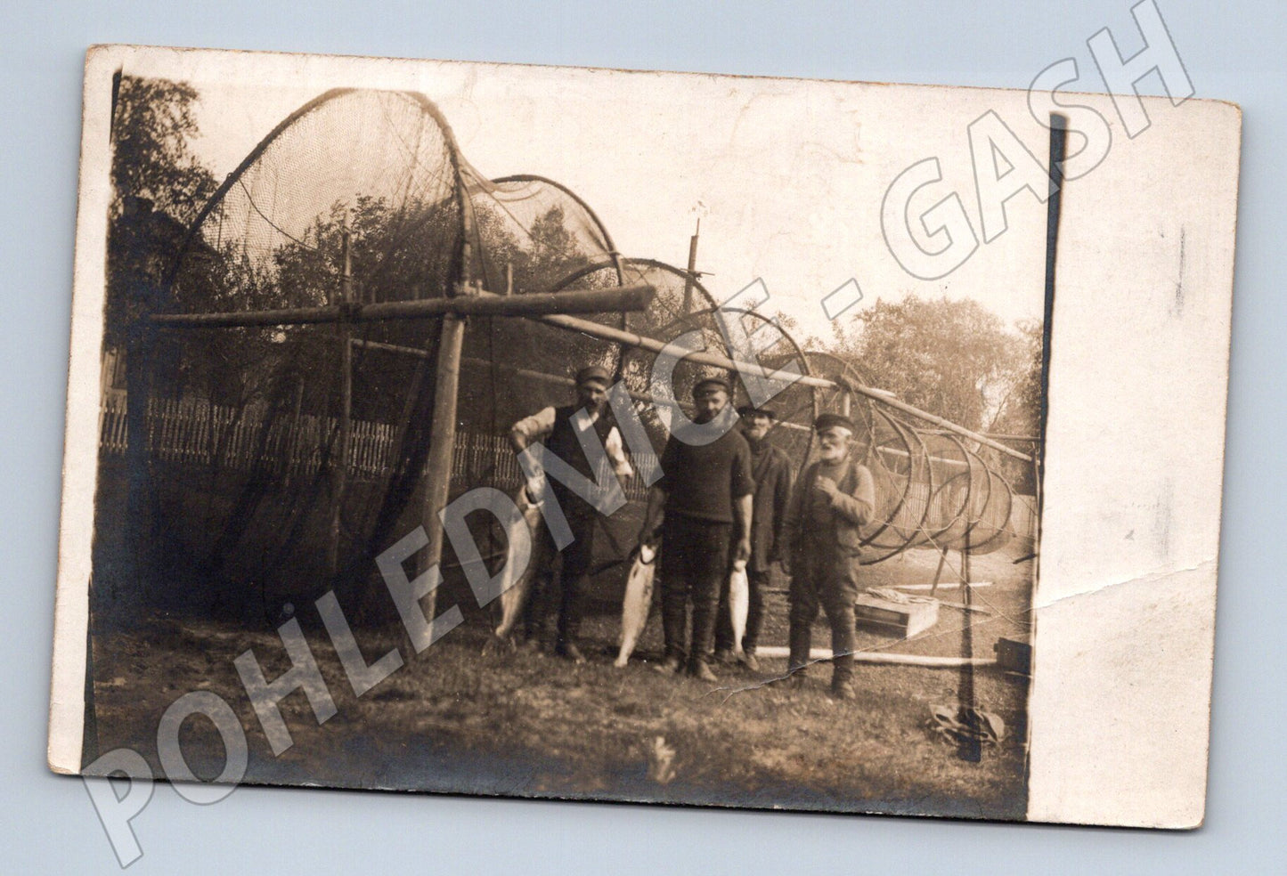 Pohlednice rybáři u sítí – vodní motiv (M3884)