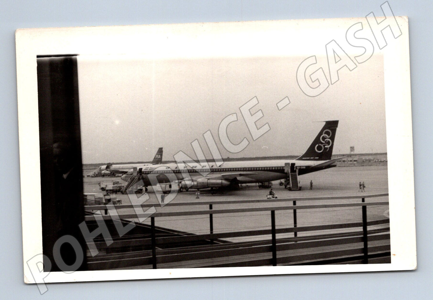 Pohlednice Olympic Airways – letadlo na letišti (M3925)