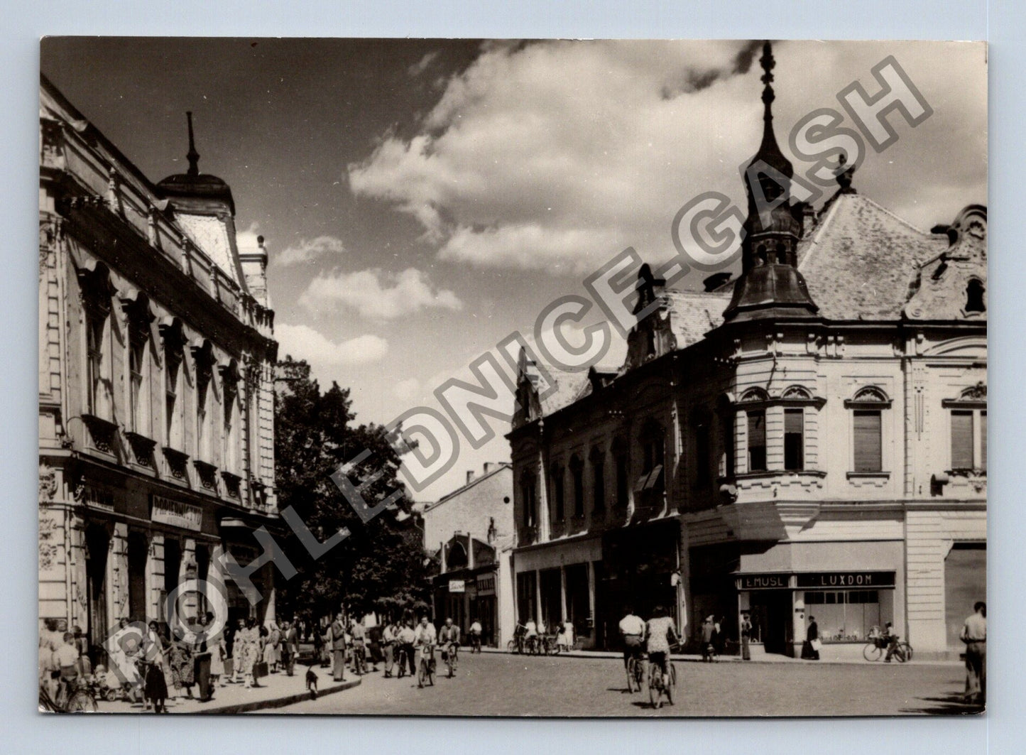 Pohlednice Lučenec ulice s chodci a budovami (M39305)