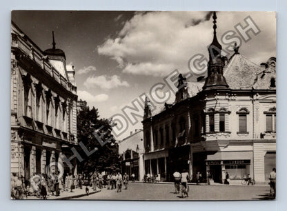 Pohlednice Lučenec ulice s chodci a budovami (M39305)