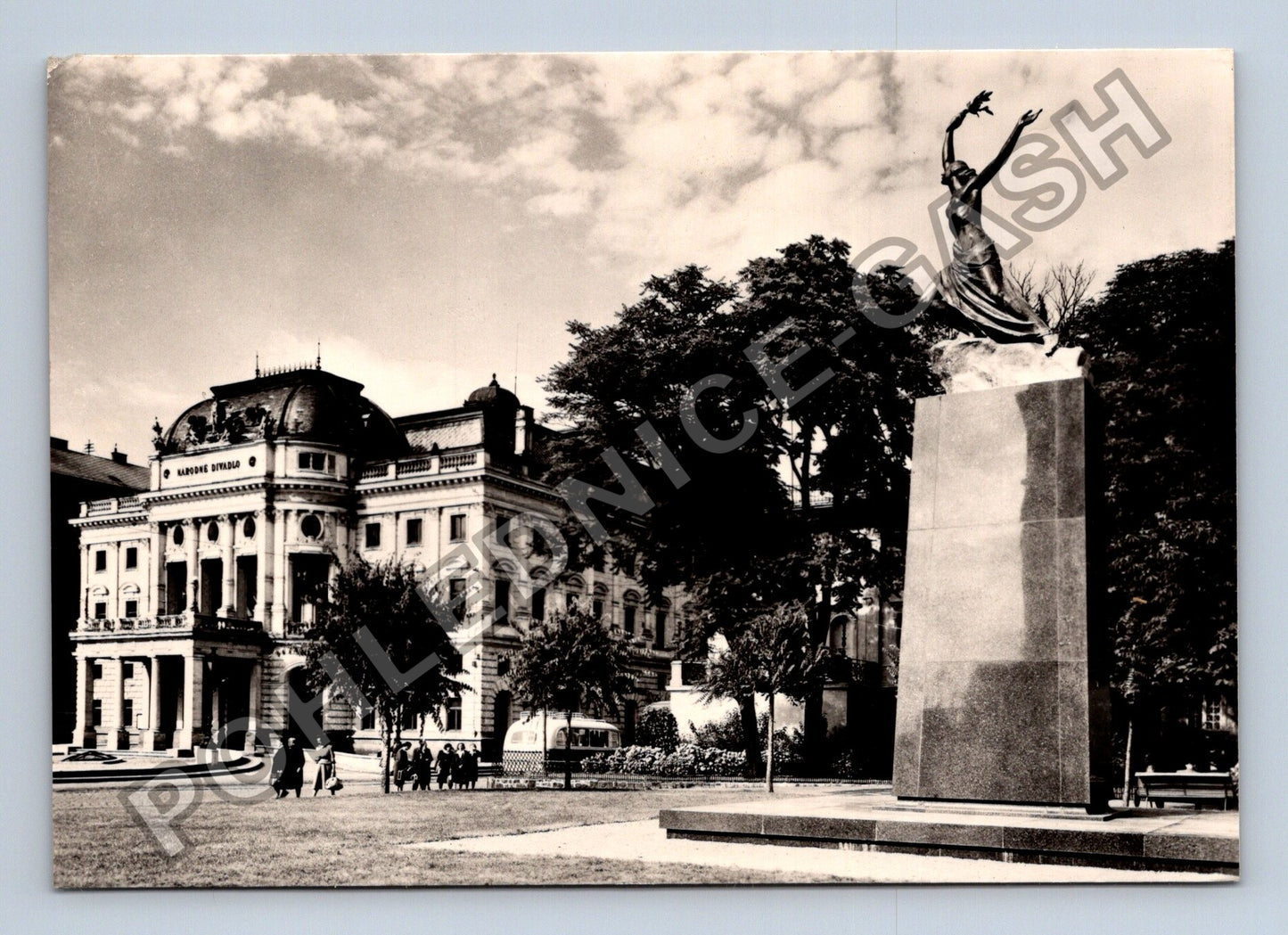 Pohlednice Slovensko Bratislava Národní divadlo pomník vděky (M39329)