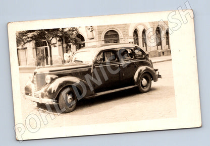 Pohlednice starý automobil před budovou – Praha (M3935)