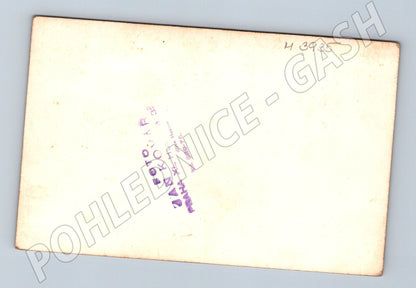 Pohlednice starý automobil před budovou – Praha (M3935)