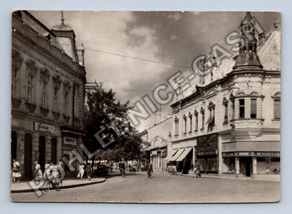 Pohlednice Lučenec ulice s obchody a lidmi 1960 (M39357)