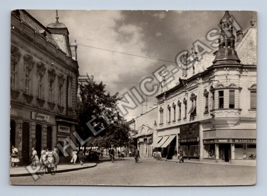 Pohlednice Lučenec ulice s obchody a lidmi 1960 (M39357)