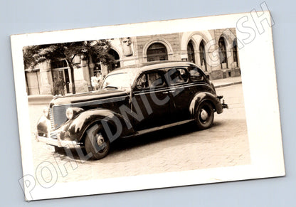 Pohlednice starý automobil – černobílý motiv Praha (M3937)