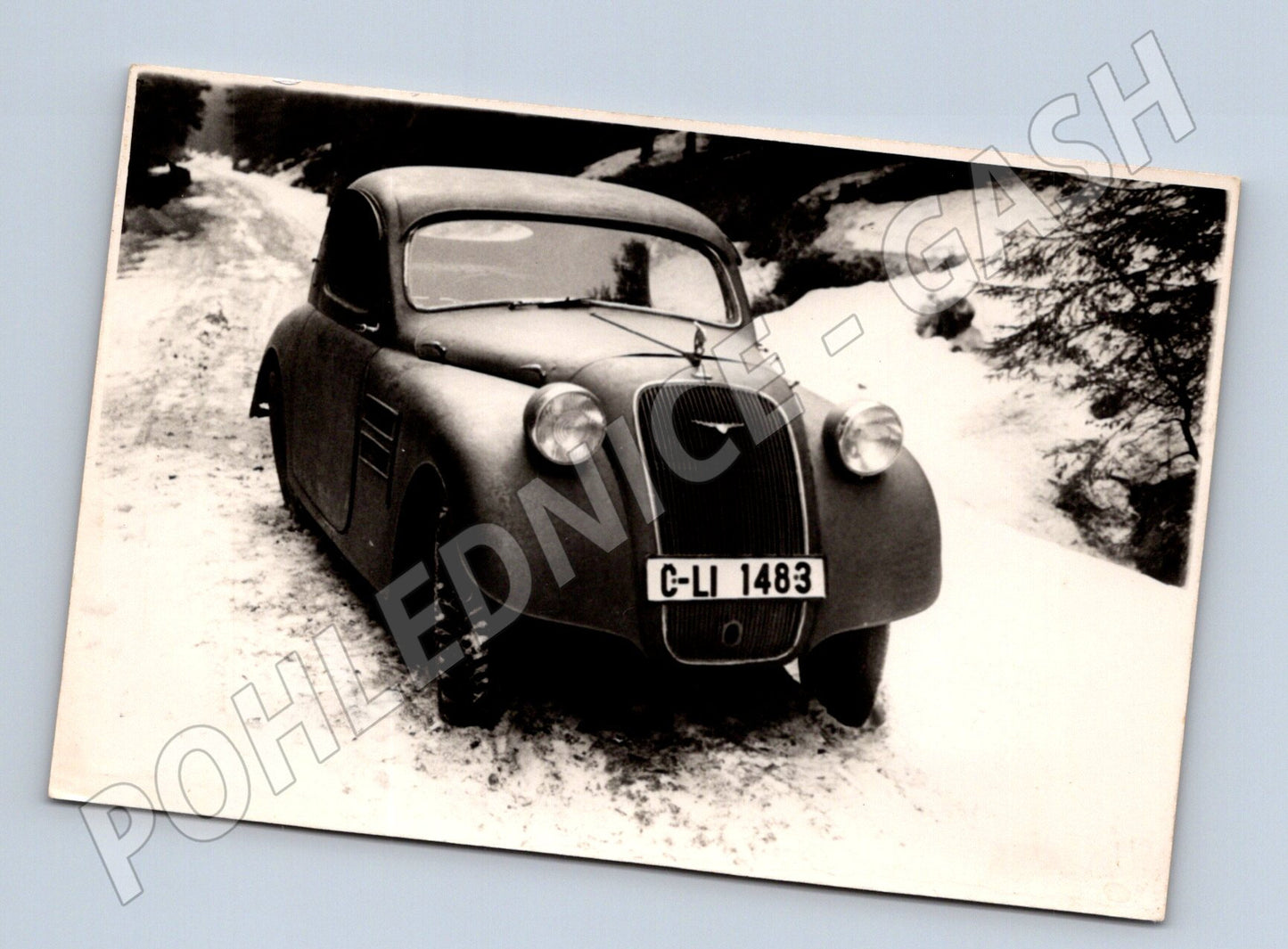 Pohlednice starý automobil ve sněhu – historický motiv (M3944)