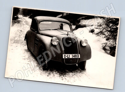 Pohlednice starý automobil ve sněhu – historický motiv (M3944)