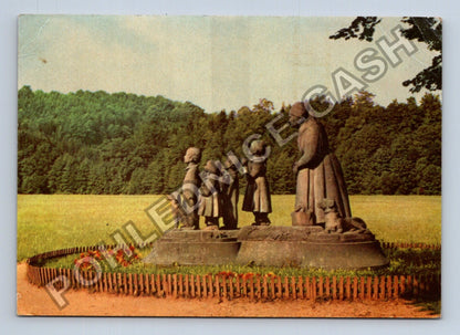 Pohlednice Ratibořice Babiččino údolí pomník babičky s dětmi (M39771)