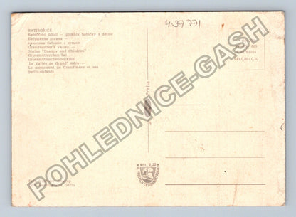 Pohlednice Ratibořice Babiččino údolí pomník babičky s dětmi (M39771)