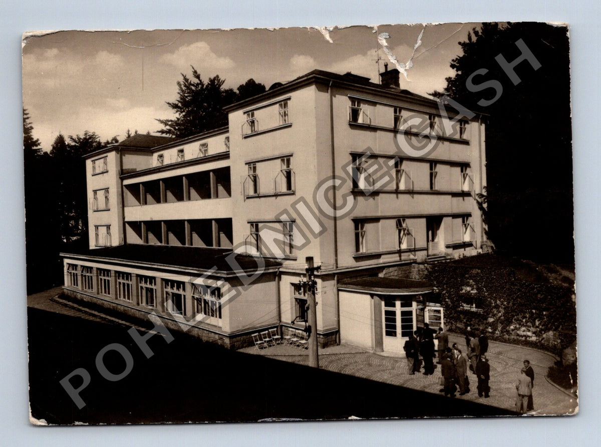 Pohlednice Lázně Jeseník budova s lidmi 1959 (M39783)
