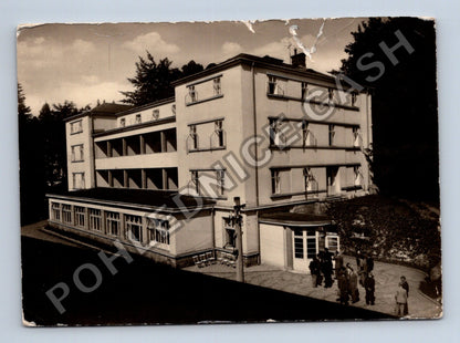 Pohlednice Lázně Jeseník budova s lidmi 1959 (M39783)