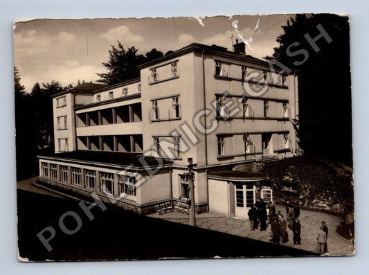 Pohlednice Lázně Jeseník budova s lidmi 1959 (M39783)