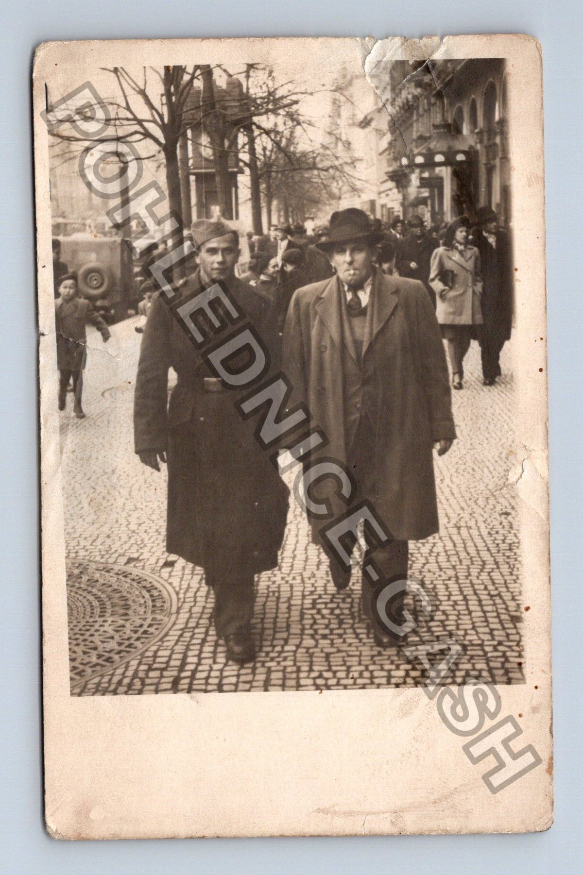 Stará fotografie Muži v kabátech a uniformě na ulici (M39927)