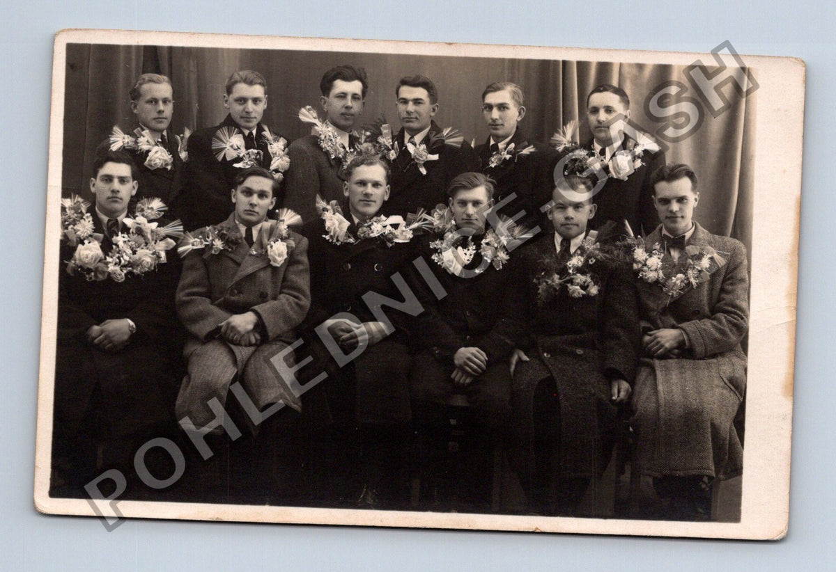 Pohlednice Skupinová fotografie mužů s květinovými věnci (M39929)