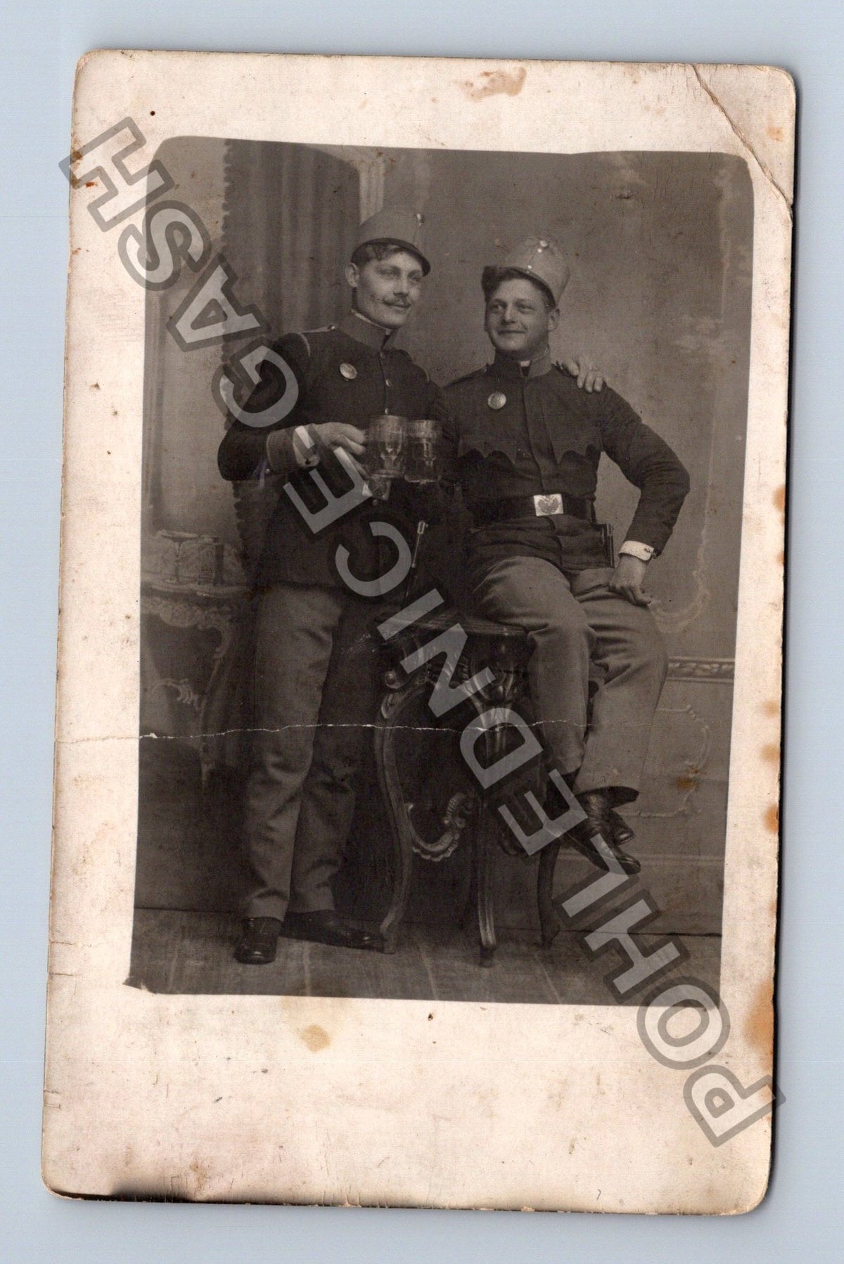 Pohlednice Dva vojáci v uniformách 1917 drží pivo (M39931)