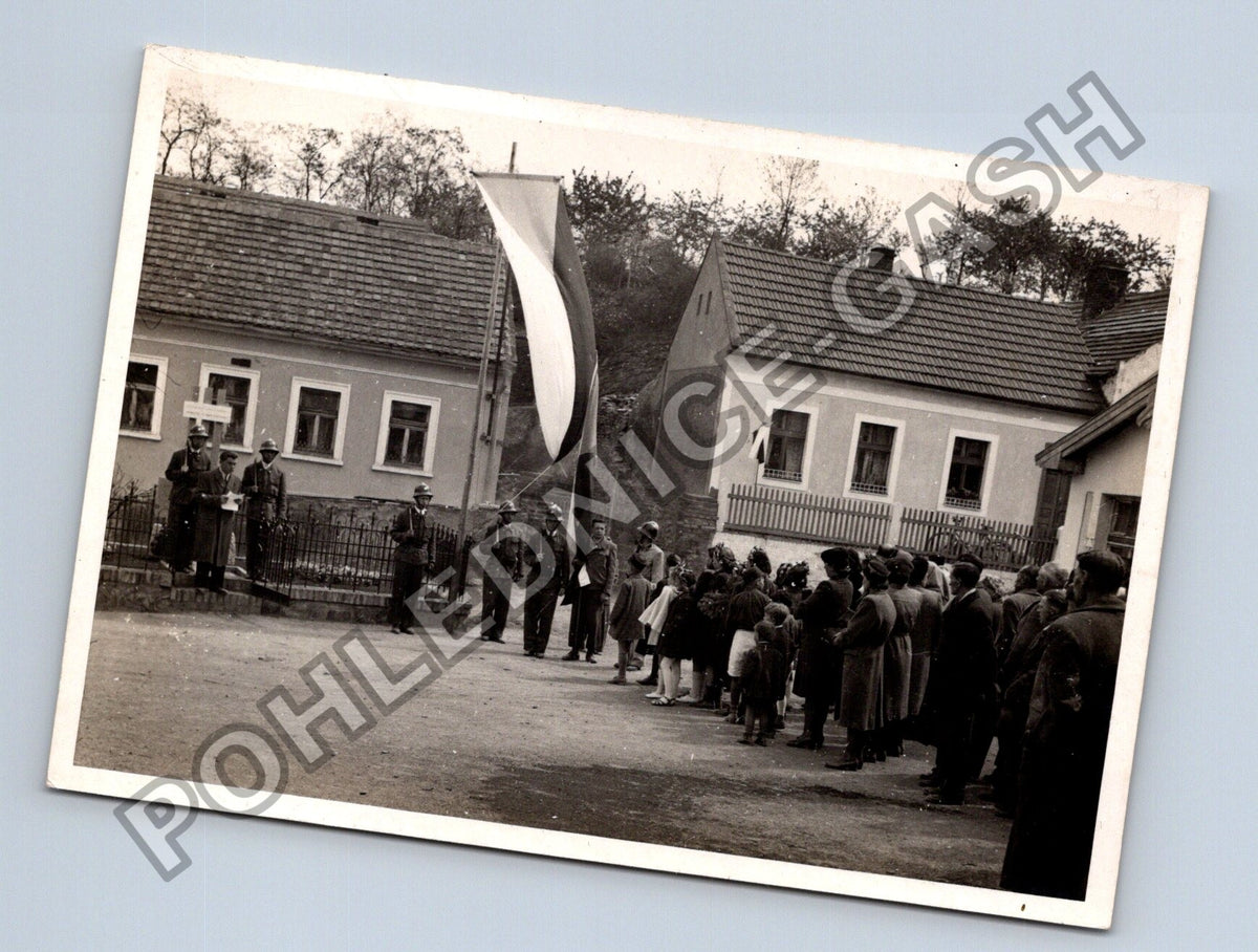Pohlednice Vojáci s vlajkou průvod shromáždění (M39933)