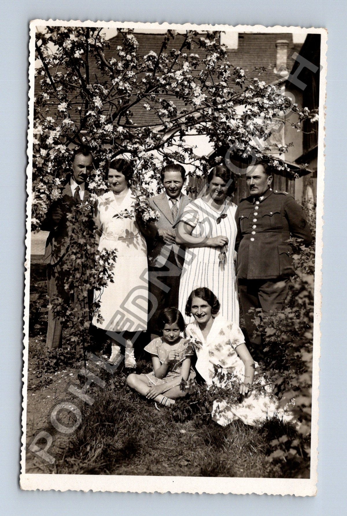Pohlednice Rodinná fotografie s mužem v uniformě (M39938)